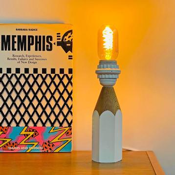 pop art vintage LAMP potlood hout Memphis stijl Post Modern beschikbaar voor biedingen