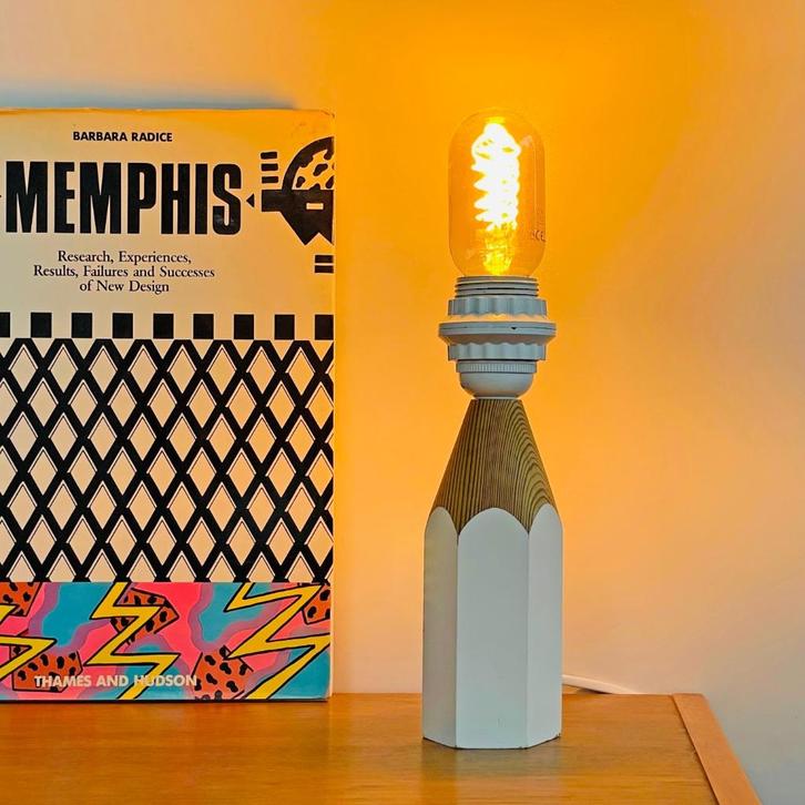 pop art vintage LAMP potlood hout Memphis stijl Post Modern, Huis en Inrichting, Lampen | Tafellampen, Gebruikt, Minder dan 50 cm