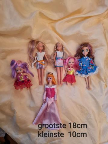Leuke Mini Barbie Popjes met Kleding beschikbaar voor biedingen