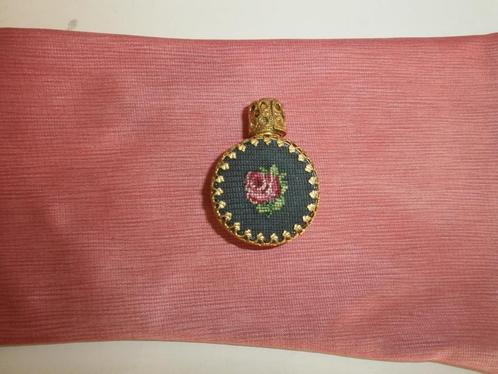 Lief klein petit point parfumflesje, Verzamelen, Parfumverzamelingen, Zo goed als nieuw, Miniatuur, Ophalen of Verzenden