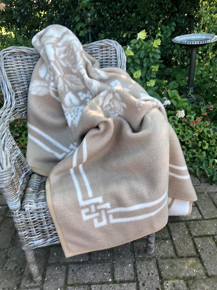 Prachtig  gebloemd taupekleurig sprei/ deken Dolan, Huis en Inrichting, Woonaccessoires | Plaids en Woondekens, Zo goed als nieuw