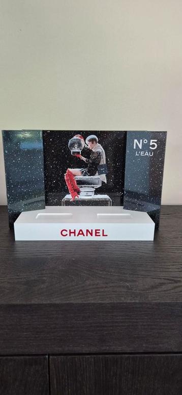 Chanel display  beschikbaar voor biedingen