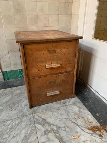 Oude archiefkast met twee lades beschikbaar voor biedingen