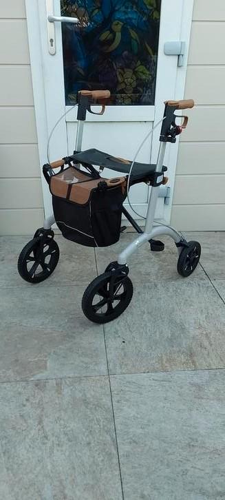 Saljol  nieuwstaat lichtgewicht  rollator   beschikbaar voor biedingen