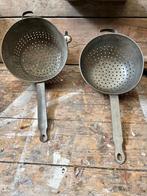 grote oude metalen steelvergiet / vergiet met handvat, Ophalen
