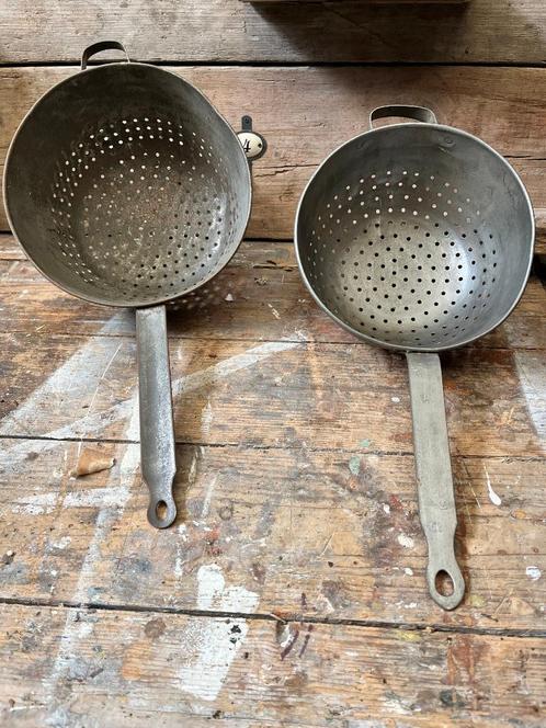 grote oude metalen steelvergiet / vergiet met handvat, Antiek en Kunst, Antiek | Keukenbenodigdheden, Ophalen