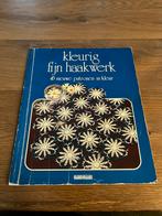 Kleurig fijn haakwerk (boek haken), Ophalen of Verzenden, Gebruikt, Haken, Patroon of Boek