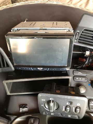 Volvo v70 audio pioneer met extra onderdelen beschikbaar voor biedingen