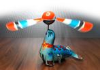 Opdraaizeehond met propeller. Made in China 13 cm. lang., Antiek en Kunst, Ophalen of Verzenden