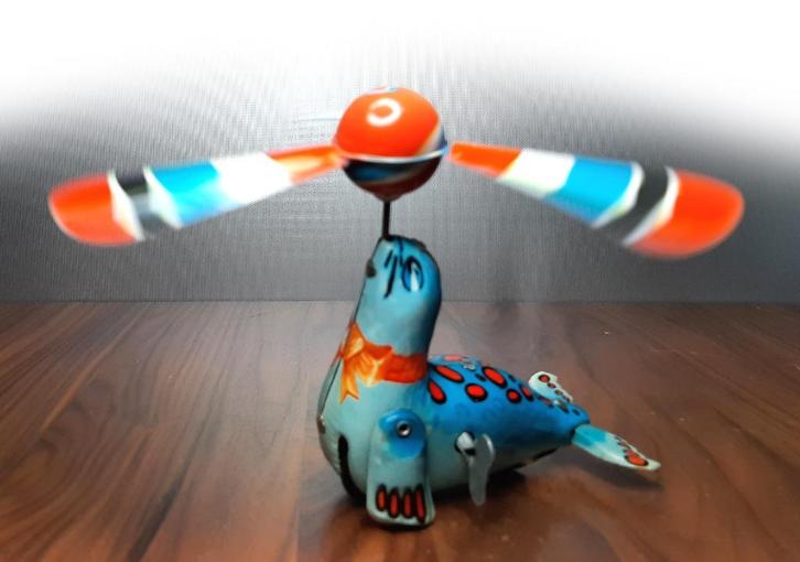 Opdraaizeehond met propeller. Made in China 13 cm. lang., Antiek en Kunst, Antiek | Speelgoed, Ophalen of Verzenden