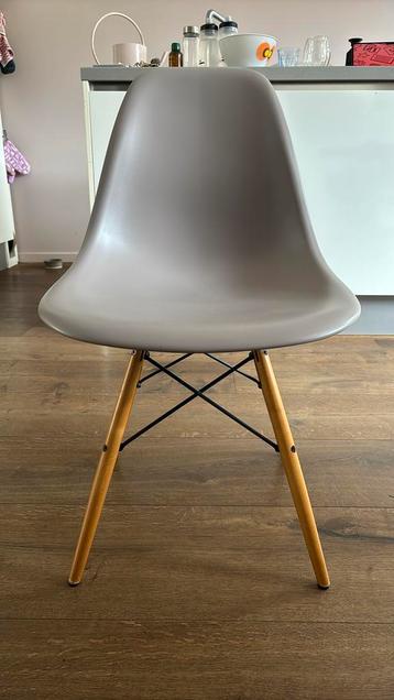 Vitra Eames Plastic Side Chair DSW, taupe beschikbaar voor biedingen