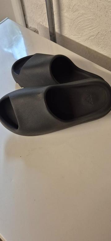 Yeezy slides beschikbaar voor biedingen