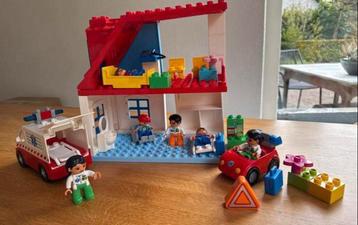 Duplo ziekenhuis met ambulance & doktersauto. beschikbaar voor biedingen