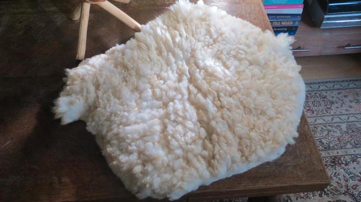 stoel "kussen", Texelaar schaapsvacht, gevilte vacht, wol, Huis en Inrichting, Woonaccessoires | Plaids en Woondekens, Nieuw, Verzenden