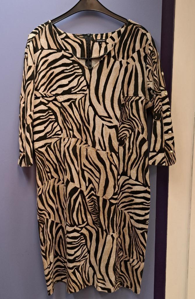 Caroline Biss bruin zwarte zebra print jurk 3/4 mw 44 47781, Kleding | Dames, Jurken, Zo goed als nieuw, Maat 42/44 (L), Bruin