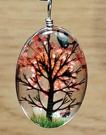 glazen hanger ovaal life tree rood vlinders beschikbaar voor biedingen