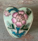 Prachtig geëmailleerd pillendoosje hartvorm bloem cloisonné, Antiek en Kunst, Curiosa en Brocante, Verzenden