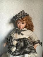 Porseleinen pop met beertje in geruite kleding, Verzamelen, Poppen, Ophalen of Verzenden, Nieuw, Pop