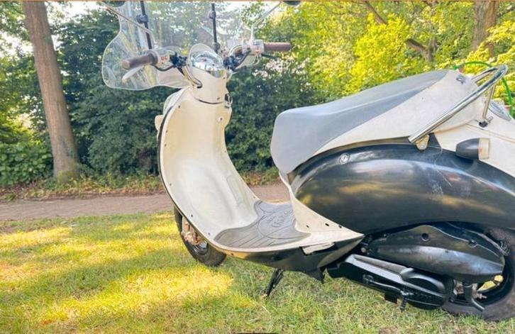 Black friday deal nu 100 eu.Sym Mio- scooter, loopt niet !, Fietsen en Brommers, Scooters | SYM, Gebruikt, Overige modellen, Benzine