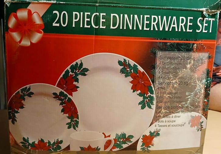 Kerst Servies met Poinsettia Design, Huis en Inrichting, Keuken | Servies, Zo goed als nieuw, Compleet servies, Overige stijlen
