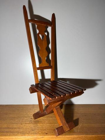 Vintage bidstoel hout beschikbaar voor biedingen
