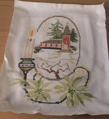 Geborduurde kerstmotieven op Aida stof kerk, kaars, sterren beschikbaar voor biedingen