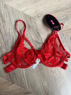 Nieuw setje v Hunkemöller, 2 Bh's 75C en 1 string maat XS, Ophalen of Verzenden, Rood, Setje