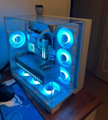 Krachtige witte gaming pc | Watergekoelde 9800X3D | RX9070XT beschikbaar voor biedingen