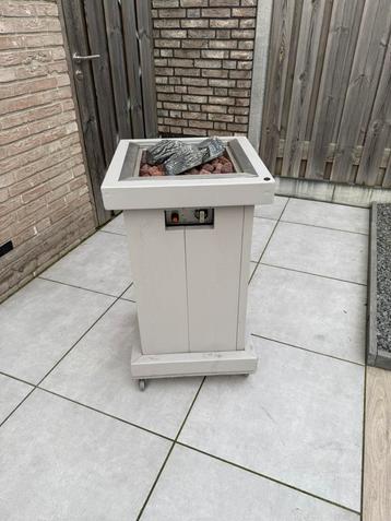 Vuurzuil incl. boomstammen. beschikbaar voor biedingen