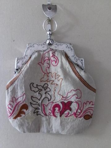 mooi masief zilveren beugel en tas haak , antiek zijden tas. beschikbaar voor biedingen