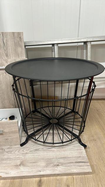 Zwarte opbergtafel beschikbaar voor biedingen