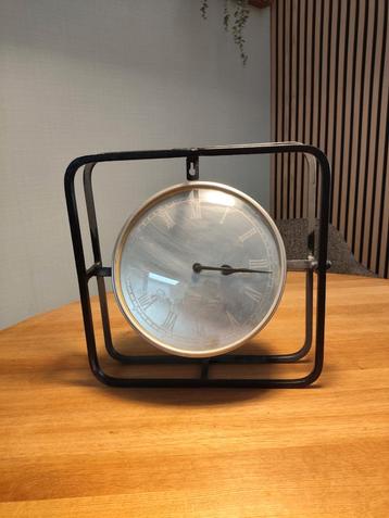Stijl klok voor op wand of staand beschikbaar voor biedingen