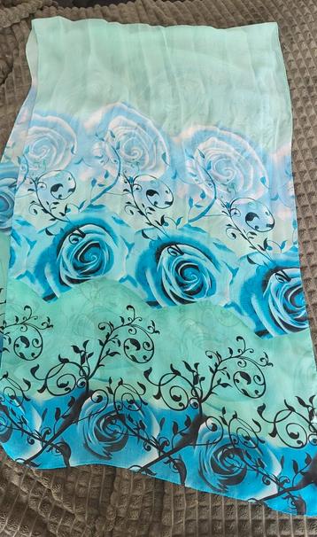 Leuke sjaal met bloemenprint beschikbaar voor biedingen