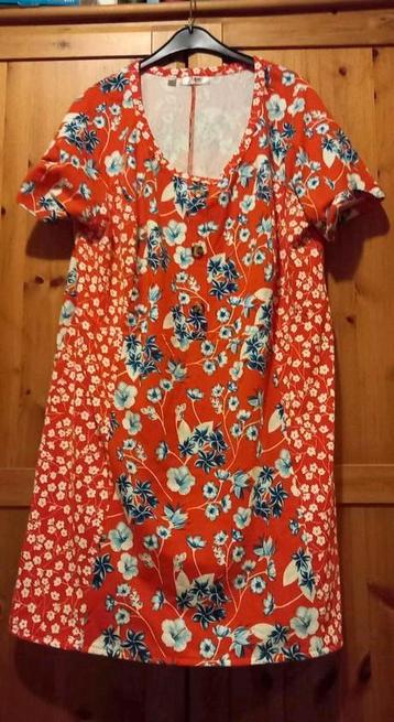 Tuniek/ jurk.
Maat 52 54.
Rood gebloemd. beschikbaar voor biedingen