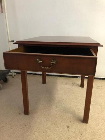 Mooie kersenhouten bijzettafel of lampentafel  met lade  beschikbaar voor biedingen
