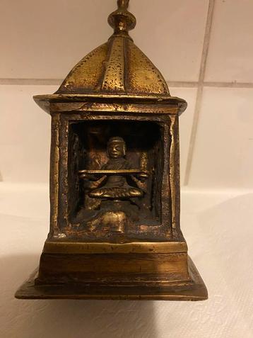 Antiek Boeddhabeeld in tempel beschikbaar voor biedingen