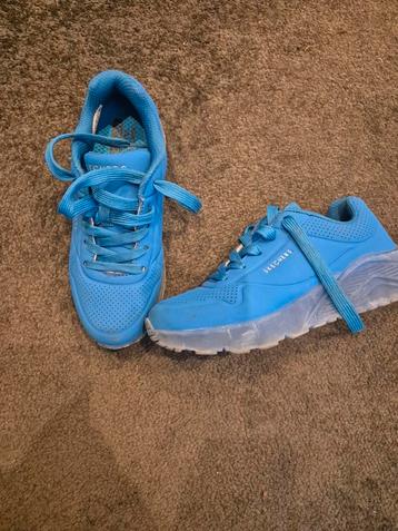Sketches blauwe schoenen maat 33 beschikbaar voor biedingen