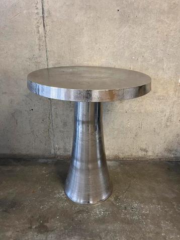 Stoere Metalen bijzettafel beschikbaar voor biedingen
