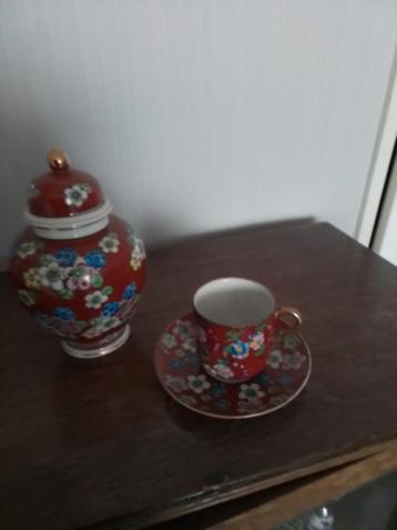 Kopje, schotel en vaasje met bloemmotief beschikbaar voor biedingen