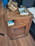 Oude houten nachtkastje met lade en deurtje, Ophalen