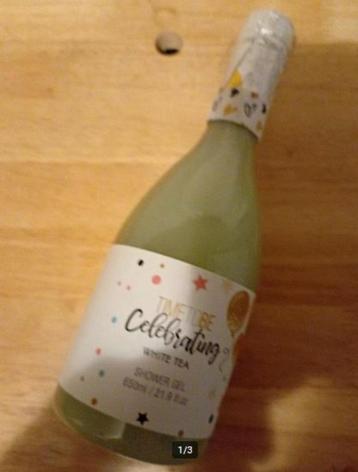 Feestelijke douchegel in champagnefles om kado te geven beschikbaar voor biedingen