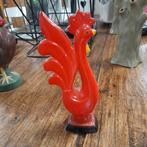 Vintage rode porseleinen design haan op zwarte voet, Ophalen of Verzenden