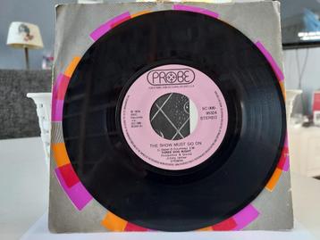 7" Single Three Dog Night - The Show Must Go On / On The Way beschikbaar voor biedingen