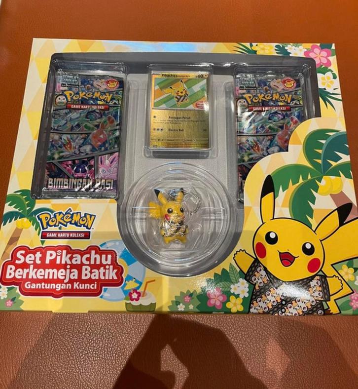 Pikachu berkemaja box keychain set, Hobby en Vrije tijd, Verzamelkaartspellen | Pokémon, Nieuw, Ophalen of Verzenden