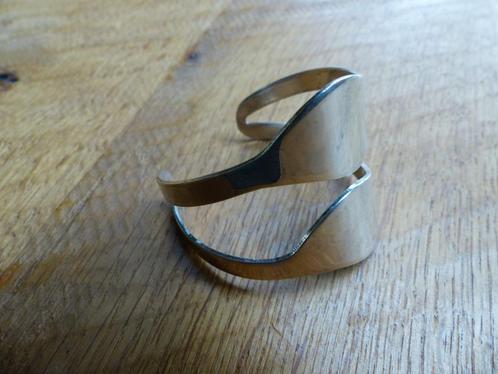Brede "zilveren" bangle armband 5,5cm | HIP 2eHands |, Sieraden, Tassen en Uiterlijk, Armbanden, Gebruikt, Zilver, Zilver, Ophalen of Verzenden