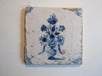 een 17e eeuwse wandtegel met een vaas met bloemen., Ophalen of Verzenden