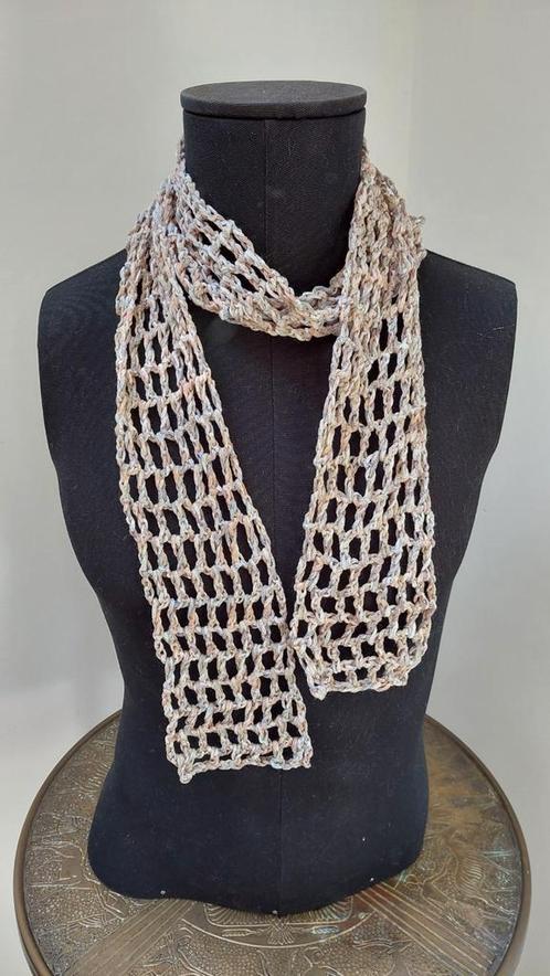 NU 7,99! Zomersjaaltje smal gehaakt beige lichtblauw, Kleding | Dames, Mutsen, Sjaals en Handschoenen, Nieuw, Sjaal, Ophalen of Verzenden