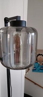 Staande lamp met rookglas en twee goud kleurige draad lampe, Huis en Inrichting, Lampen | Hanglampen, Ophalen of Verzenden, Zo goed als nieuw