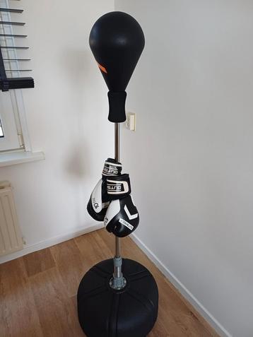 Boksbal met voet beschikbaar voor biedingen