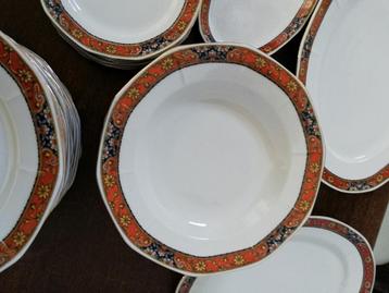 Prachtig vintage eetservies oranje/zwarte decorrand >12 pers beschikbaar voor biedingen